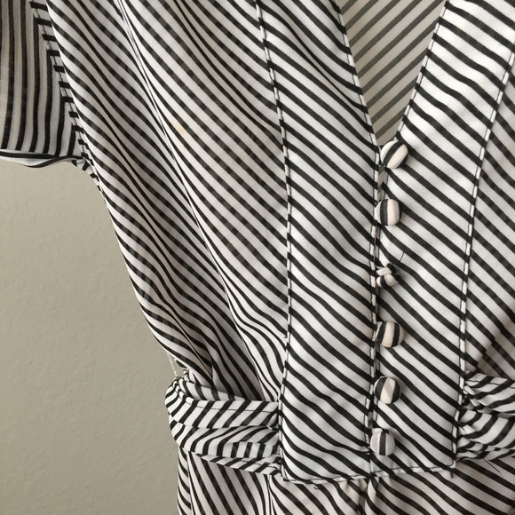 F O R E V ER 21 sheer V-neck top - Picture 4 of 8